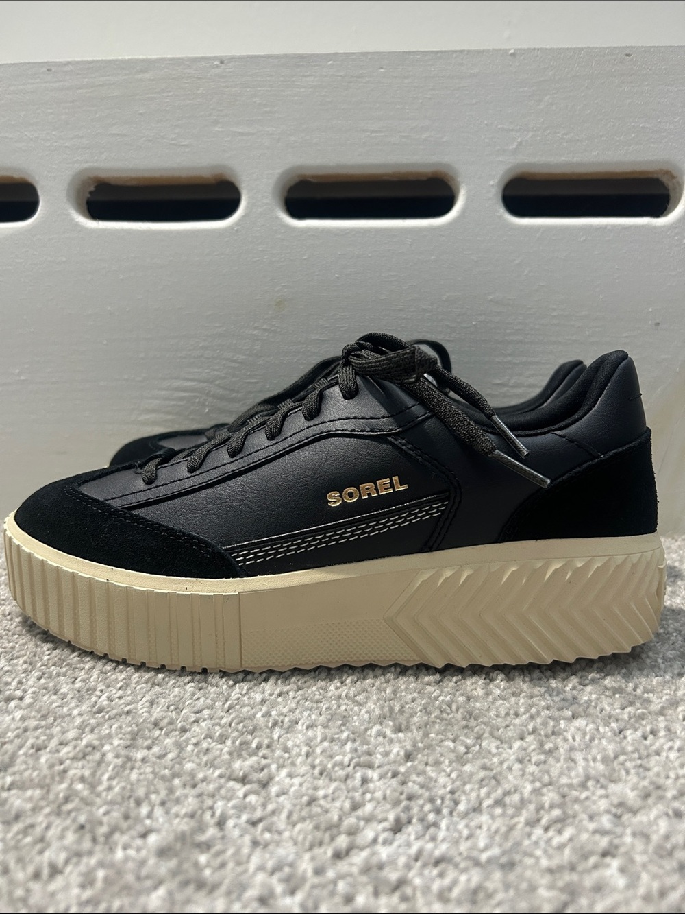 Sorel Women’s Ona Ave T- toe Black platform Sneakers